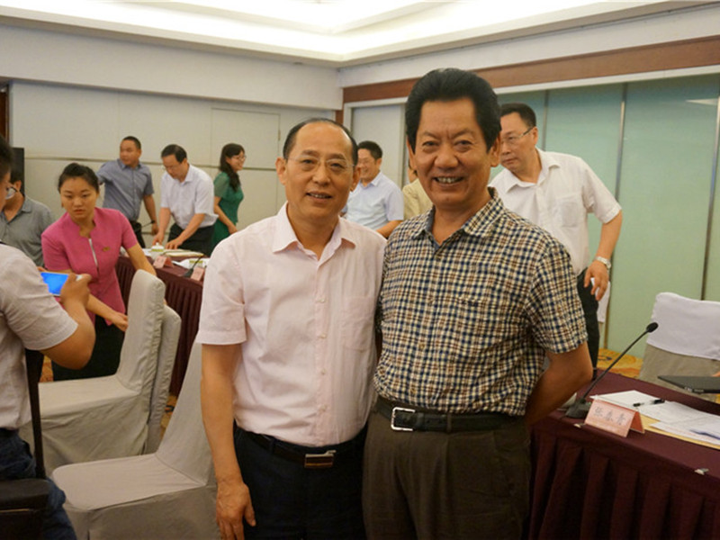 张晋生教授与教育部民族教育司原司长阿布都合影