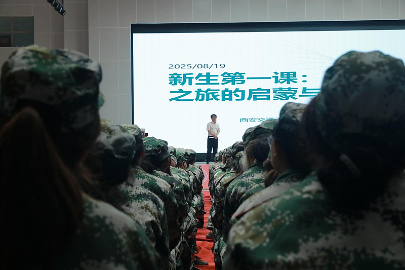 ​校长曹庆年为2025级新生开讲《新生第一课》：启航大学之旅，点亮成长新程